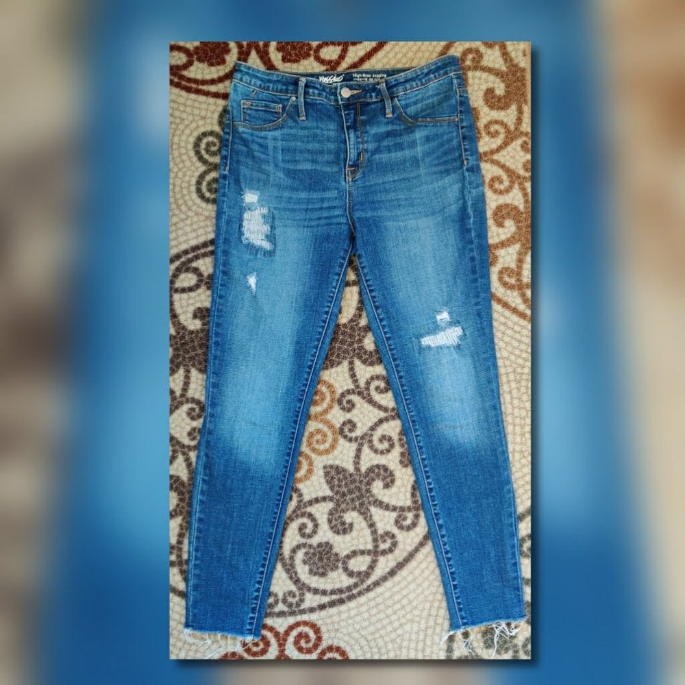 Distressed High Rise Jegging